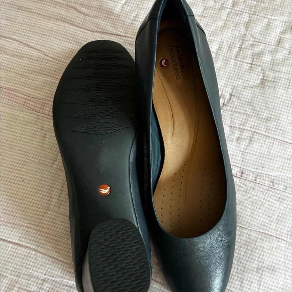 Classic navy Leather (2 inch) Clarks heels - Picture 2 of 4